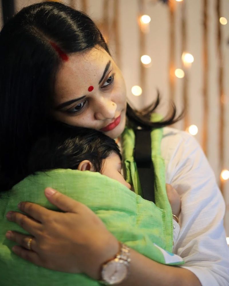 எப்பொழுதும் குழந்தையுடன் இருக்கும் சுஜாவருணீ 
