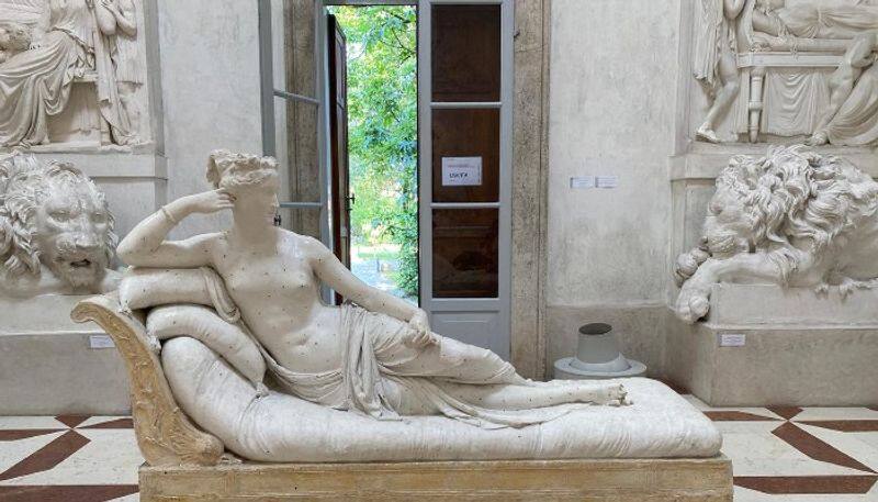 case against tourist who broken toes of historic sculpture