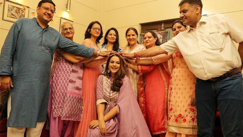 diya aur baati hum fame Actress prachi tehlan wedding rituals begins See mehandi ceremony pics KPY
