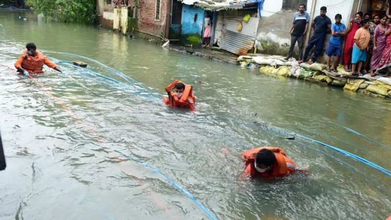 maharashtra mumbai heavy rains continue photos news of heavy rains disrupt mumbai bmc red alert in city kpr