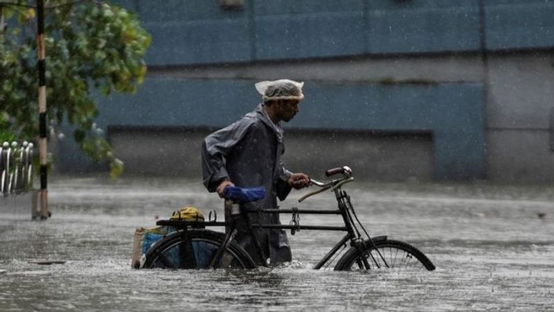 maharashtra mumbai heavy rains continue photos news of heavy rains disrupt mumbai bmc red alert in city kpr
