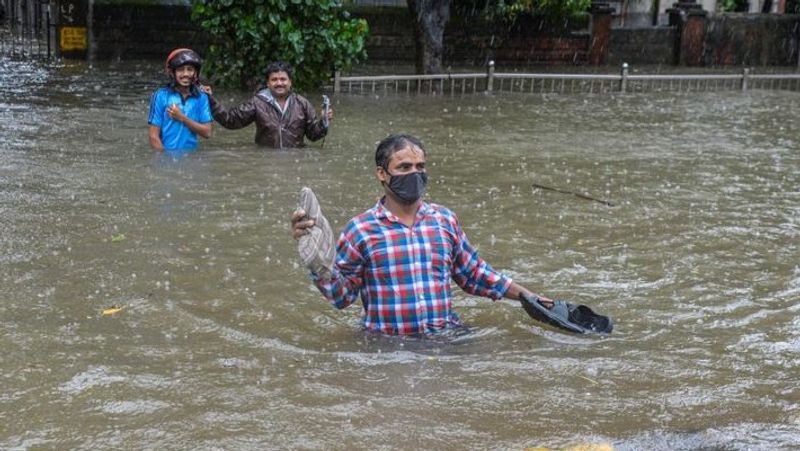 maharashtra mumbai heavy rains continue photos news of heavy rains disrupt mumbai bmc red alert in city kpr