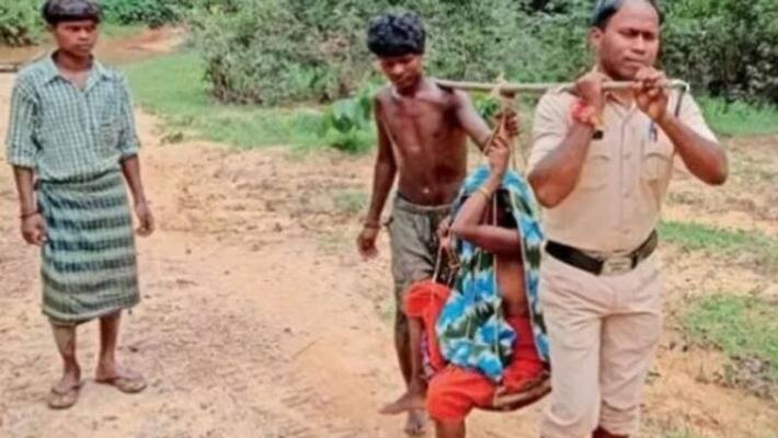 chhattisgarh news police constable helps pregnant lady kpr chhattisgarh news police constable helps pregnant lady kpr