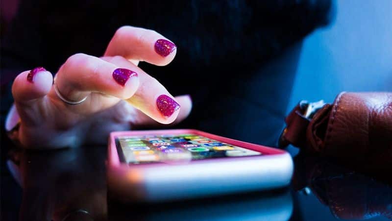 Indian women are increasingly addicted to sexting on smartphones according to the survey BDD