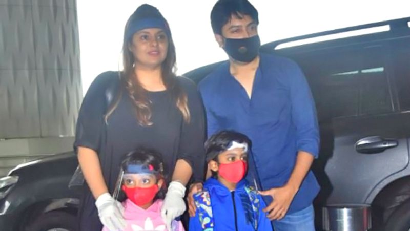 Saif Ali Khan Duaghter Sara sit on brother Ibrahim Ali Khan Shoulder KPG