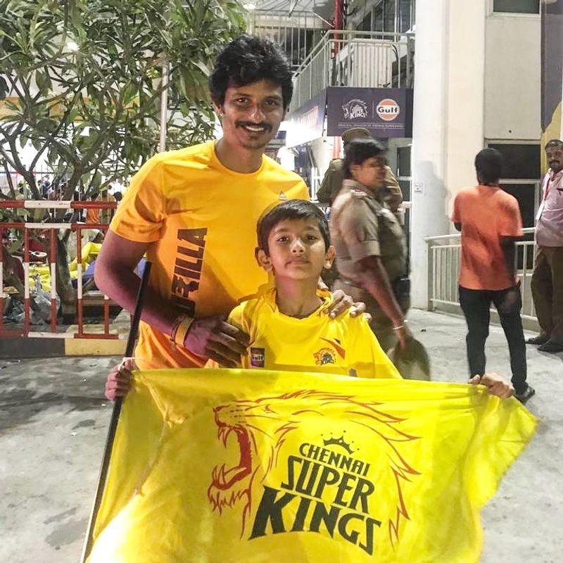 சென்னை சூப்பர் கிங்ஸ் ரசிக்கும் ஜீவா மற்றும் மகன் 