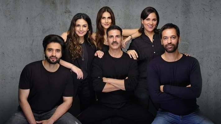 Amid COVID-19 pandemic, Jackky Bhagnani, Akshay Kumar and Bell Bottom team take off to UK Amid COVID-19 pandemic, Jackky Bhagnani, Akshay Kumar and Bell Bottom team take off to UK