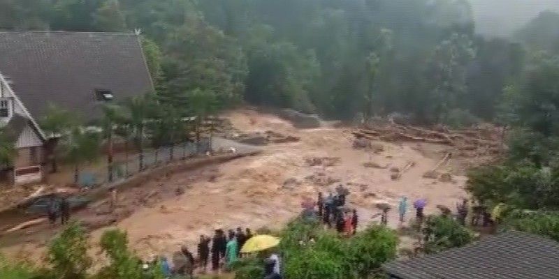 শুক্রবার ভোরবেলাই কেরলের ইদুক্কির মুন্নারে ভায়াবহ ভূমিধ্বসের ঘটনা ঘটে। প্রত্যন্ত এলাকা রাজামাতলা এলাকায় ভূমিধসের পর থেকে নিখোঁজ রয়েছেন ৭০-৮০ জন স্থানীয় বাসিন্দা। তিন দিনের ভয়াবহ বৃষ্টিতে বেশ কয়েকটি চাবাগানের ব্যাপক ক্ষতি হয়েছে বলেই জানিয়েছে স্থানীয় প্রশাসন।