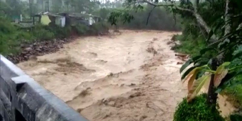 ইদুক্কি প্রাশাসন জানিয়েছে প্রথম দফায় ১০ জনকে উদ্ধার হয়েছিল। এখনও বহু মানুষ আটকে নিখোঁজ রয়েছে। সঠিক সংখ্যা জানা যায়নি বলেই জানিয়েছেন জেলা শাসন। ৫ জনের মৃতদের উদ্ধার হয়েছে বলেও জানিয়েছেন তিনি।
