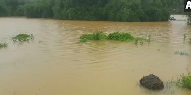 আবহাওয়া দফতরের পূর্বভাসের পর থেকেই নিচু এলাকার বসবাসকারীদের সরিয়ে নেওয়ার কার শুরু করেছিল কেরল প্রশাসন। এখনও পর্যন্ত প্রায় ২হাজার মানুষ আশ্রয় নিয়েছেন ত্রাণ শিবিরে। 