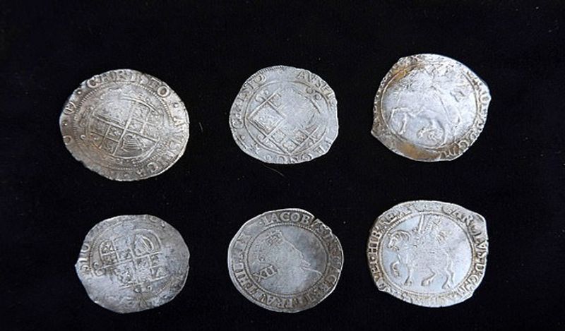 man found centuries year old pot burried filled with silver coins worth 9 crore rupees changed luck in just 2 seconds kph