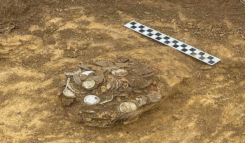 man found centuries year old pot burried filled with silver coins worth 9 crore rupees changed luck in just 2 seconds kph