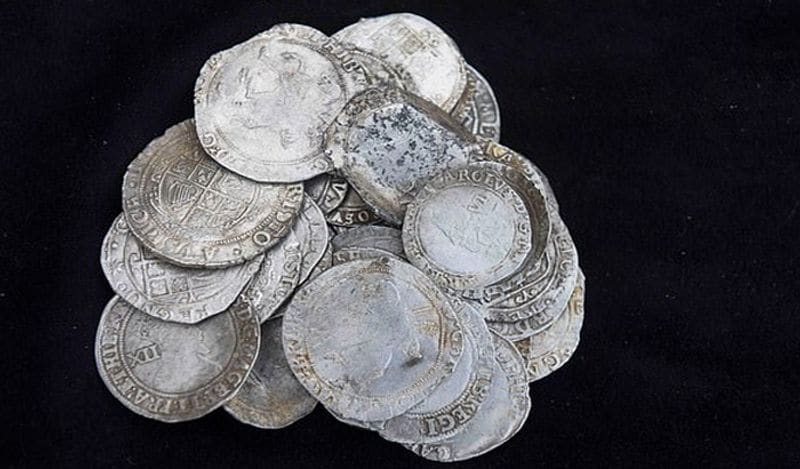 man found centuries year old pot burried filled with silver coins worth 9 crore rupees changed luck in just 2 seconds kph