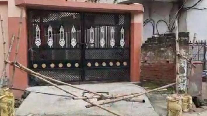 Out going TMC councillor allegedly opens the barricade of containment zone in Katwa BTG Out going TMC councillor allegedly opens the barricade of containment zone in Katwa BTG