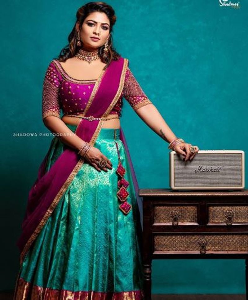 செய்து வைத்த சிலை போல் அலுங்காமல் குலுங்காமல் போஸ் கொடுக்கும் மகேஸ்வரி 