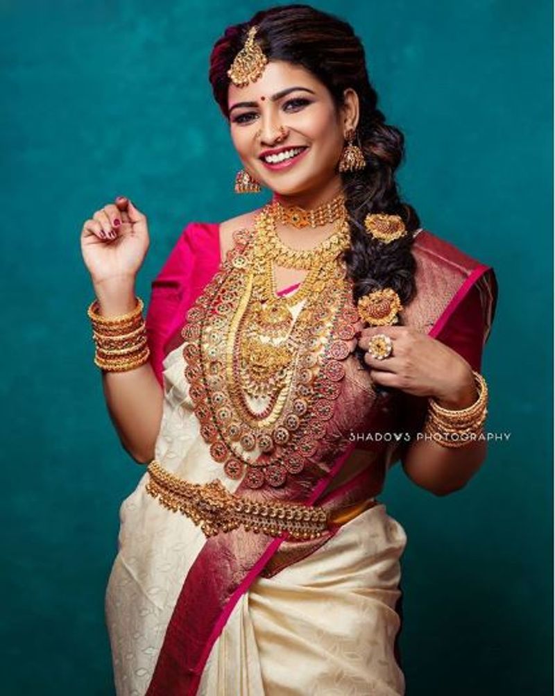 சடையை முன்னாள் தூக்கி போட்டு... கலக்கல் போஸ் 