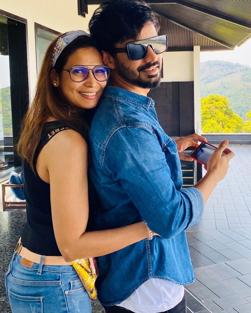 “மங்காத்தா”, “ஜில்லா”, “வந்தா ராஜாவா தான் வருவேன்” ஆகிய படங்களில் முக்கிய கதாபாத்திரத்தில் நடித்தவர் மகத். விஜய் தொலைக்காட்சியில் ஒளிபரப்பான பிக்பாஸ் சீசன் 2 நிகழ்ச்சியில் போட்டியாளராக பங்கேற்ற தன் மூலம் பட்டி, தொட்டி எல்லாம் பிரபலமானார். 