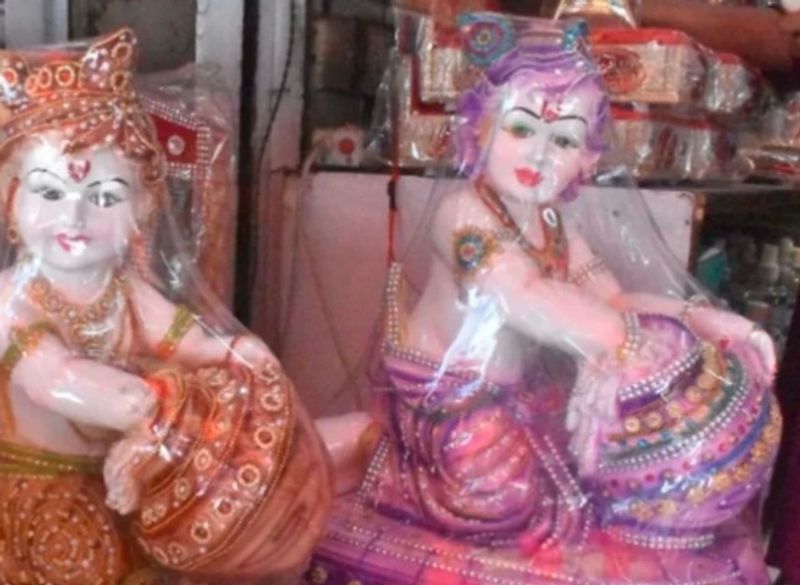 Kanha is doing makeup in the beauty parlor for Krishna janmashtami know what is the rate of which pack kpl