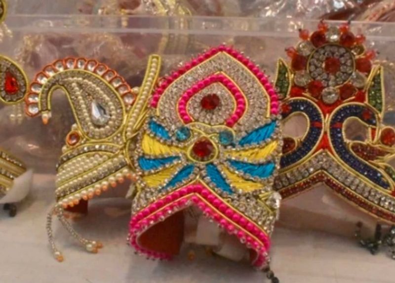 Kanha is doing makeup in the beauty parlor for Krishna janmashtami know what is the rate of which pack kpl