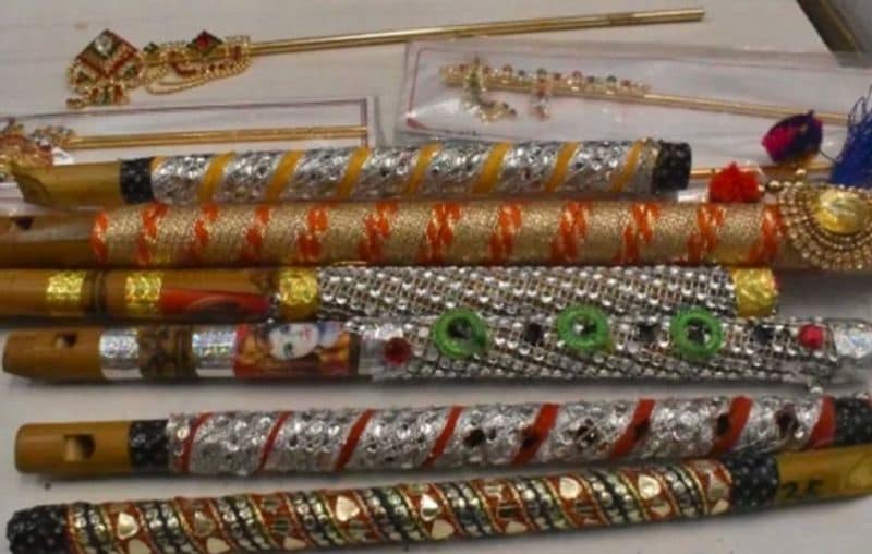 Kanha is doing makeup in the beauty parlor for Krishna janmashtami know what is the rate of which pack kpl