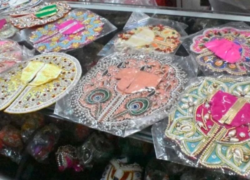 Kanha is doing makeup in the beauty parlor for Krishna janmashtami know what is the rate of which pack kpl