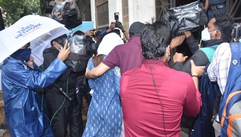 সম্প্রতি ইডি-র দফতরে সৌভিককে একাই ঢুকতে দেখা যায়। সেই সময় সংবাদমাধ্যমের সঙ্গে রীতিমত ধাক্কাধাক্কি হয় তাঁর। রিয়ার ভাইয়ের এই আচরণ ধরা পড়েছে ক্যামেরায়। 