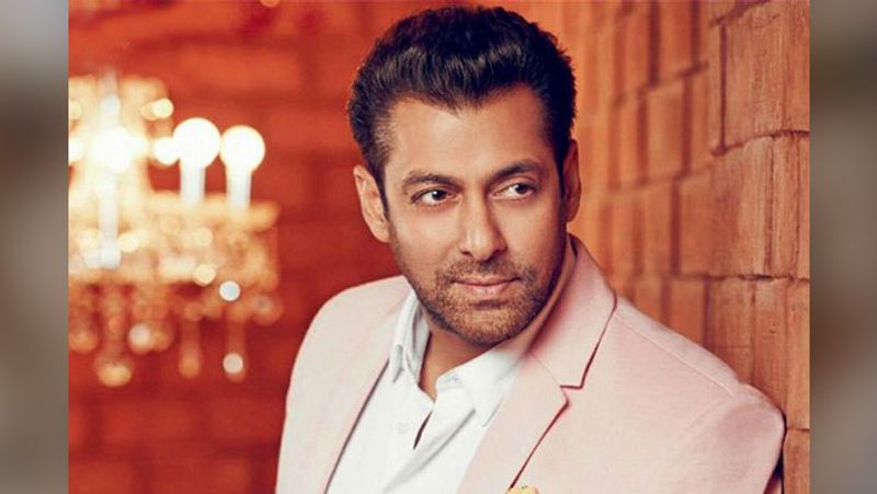 সম্প্রতি জানা গেছে লরেন্সের সঙ্গে দীর্ঘদিনের শত্রুতা রয়েছে সলমনের। কৃষ্ণসার হরিণ শিকার অপরাধে যে অভিযোগ রয়েছে সলমনের উপর। সেই তখন থেকেই নাকি লরেন্সের নজরে রয়েছেন ভাইজান।