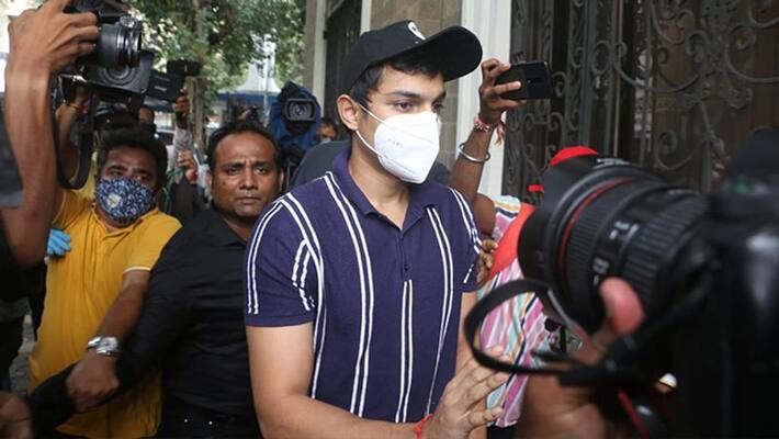 Riya Chakraborty questioned in ED in Sushant Singh Rajput case kpn Riya Chakraborty questioned in ED in Sushant Singh Rajput case kpn