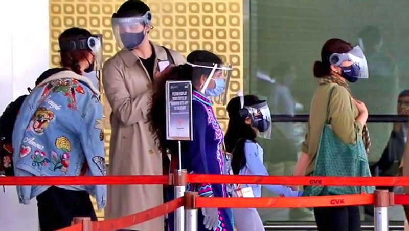 Akshay Kumar Leaves for London With Daughter Nitara and Family KPG