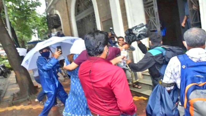 সাধারণ মানুষের থেকে বেশি সংখ্যায় দেখা যায় সাংবাদিক এবং চিত্রসাংবাদিকদের। তাঁর বাইট পেতে হোক বা ভিডিও ভিড় জমতে থাকে ইডি-র দফতরের সামনে। 