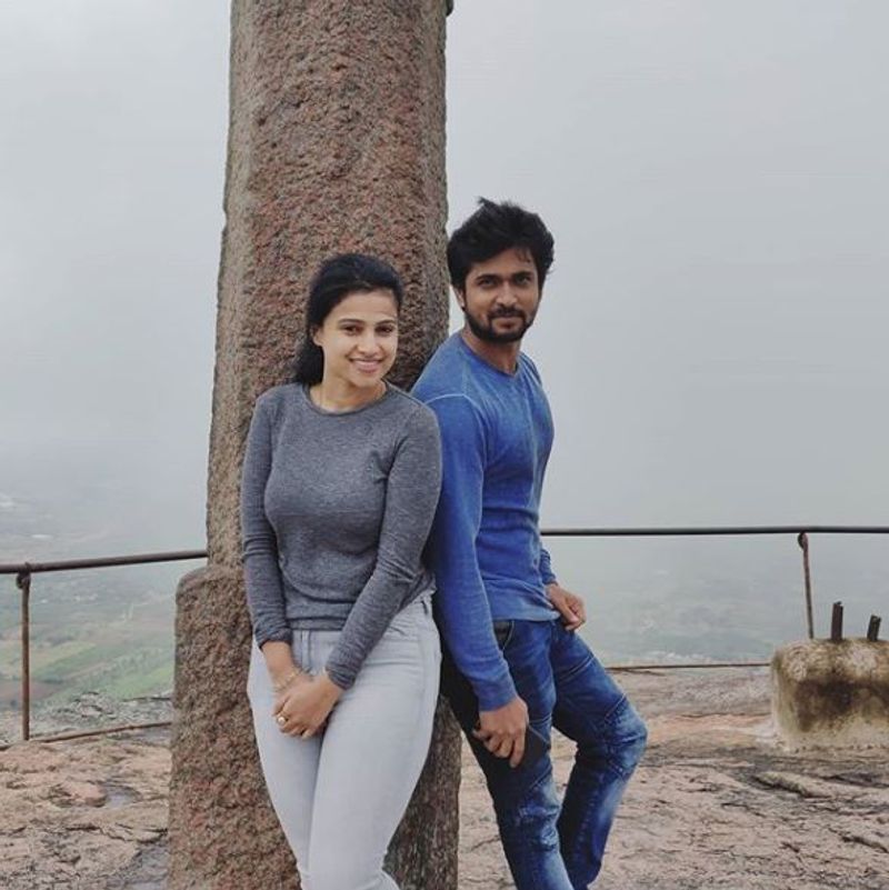 <p>ಜೊತೆಗಿರೋ ಫೋಟೋ ಹಾಕಿದಾಗೆಲ್ಲ, ನೀವೂ ಲವರ್ಸಾ ಅಂದ್ರೆ ನಾವು ಫ್ರೆಂಡ್ಸ್ ಫ್ರೆಂಡ್ಸ್ ಅಂತ ಹೇಳ್ತಿದ್ದ ಜೋಡಿ ಇದೀಗ ಫ್ಯಾನ್ಸ್ಗಳನ್ನ ಫೂಲ್ ಮಾಡಿ ಸರ್ಪೈಸ್ ಕೊಟ್ಟಿದ್ದಾರೆ</p>