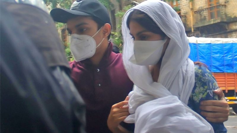 শুধুই রিয়াই নয়,তার দুই পরিবারের সদস্যদের আবারও ডেকে পাঠানো হয়েছে। রিয়ার ভাই সৌভিক ও বাবা ইন্দ্রজিৎকেও ফের হাজিরার জন্য সমন পাঠানো হয়েছে।