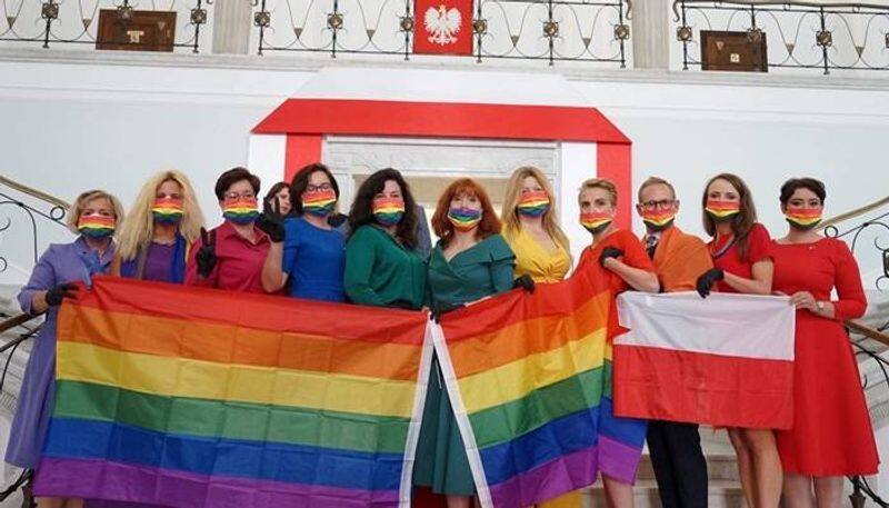 Polish MPs turn up in coordinated outfits to form rainbow