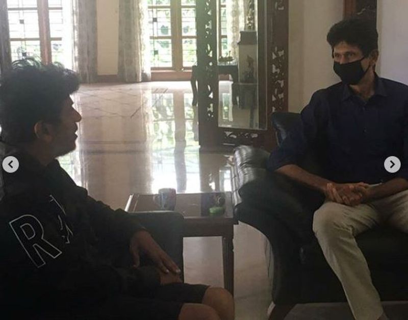 Kannada actor shivarajkumar meet ex cricketer venkatesh prasad