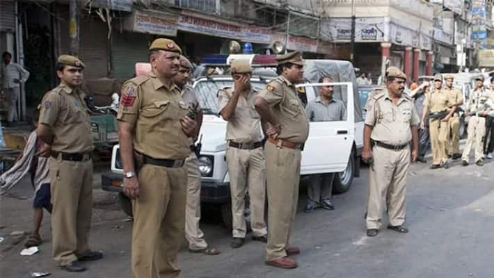 Delhi Police arrested gang of two for robbery with one crore worth gold Delhi Police arrested gang of two for robbery with one crore worth gold