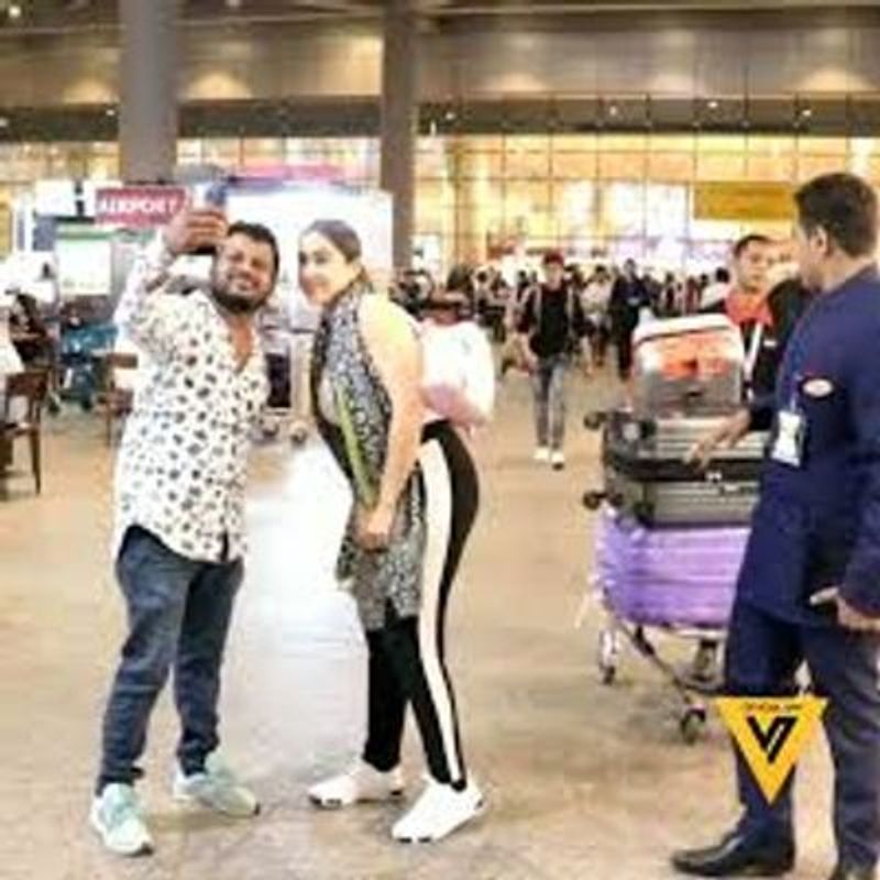 When a fan tried to touch Sara Ali Khan inappropriately here's what happened next