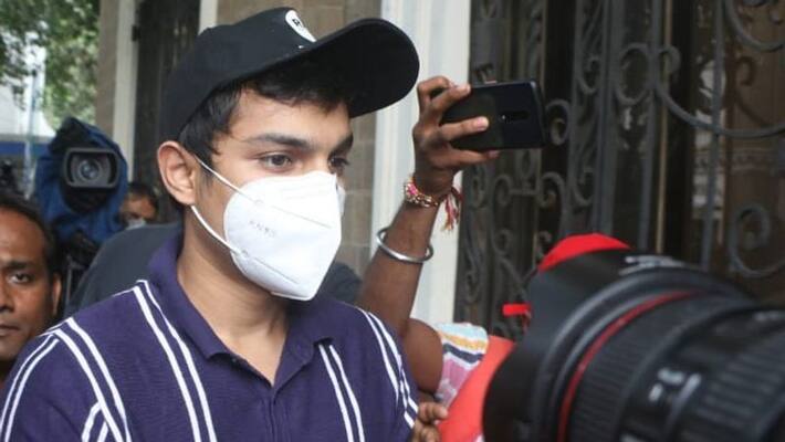 Riya Chakraborty said she has a note and a bottle as the property of Sushant Singh Rajput kpn Riya Chakraborty said she has a note and a bottle as the property of Sushant Singh Rajput kpn