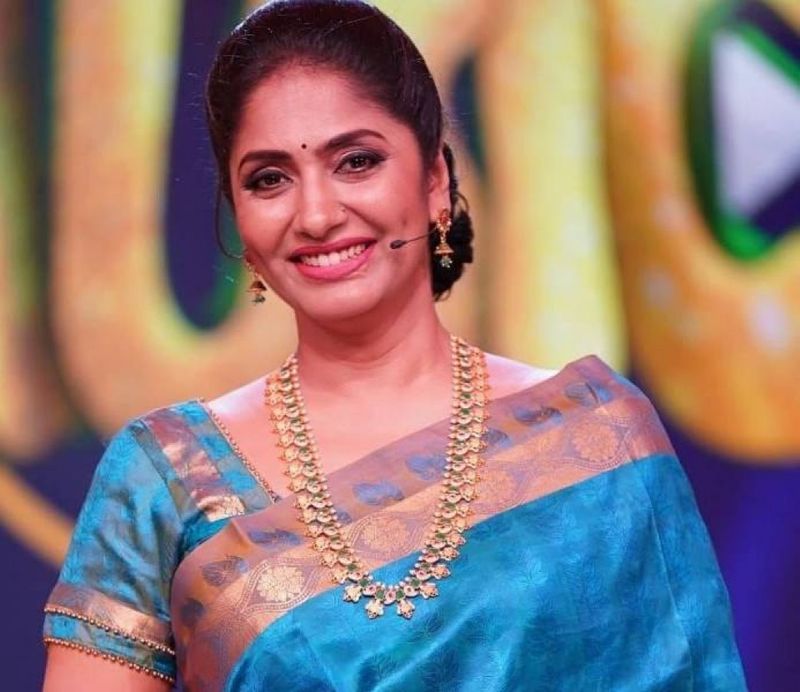 మొదటగా స్టార్ట్ మ్యూజిక్ షోకి వ్యాఖ్యాతగా సీనియర్ యాంకర్ ఝాన్సీని తీసుకున్నారు. ఆమెతో రెండు సీజన్స్ నిర్వహించడం జరిగింది. సెలెబ్రిటీలను తెచ్చి సరదా ఆటలతో హంగామా చేసినా ఫలితం దక్కలేదు.