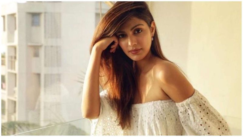 সুশান্তের পরিবারের তরফে দায়ের করা এফআইআর-এর কপি বিহার পুলিশের কাছে চেয়ে পাঠিয়েছে ইডি। তারপর থেকেই জল্পনা আরও গাঢ় হচ্ছে। কীভাবে রাতারাতি ১৫ কোটি টাকা গায়েব হয়ে গেল সুশান্তের অ্যাকাউন্ট থেকে, সেই তদন্তই কি করবে ইডি।