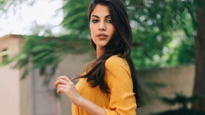 ইতিমধ্যেই তার এফআইআর-এর ভিত্তিতে বিহার থেকে চারজন সদস্যের তদন্তকারী দল তদন্তের জন্য মুম্বইয়ে এসেছে। তাদের প্রশ্নের মুখেই পড়তে চলেছে রিয়া, এমনকী গ্রেফতারির সম্ভাবনাও রয়েছে। 