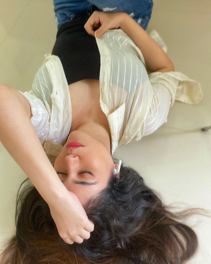 Bigboss fame Sherin Hot Novel Showing Photo Shoot going viral