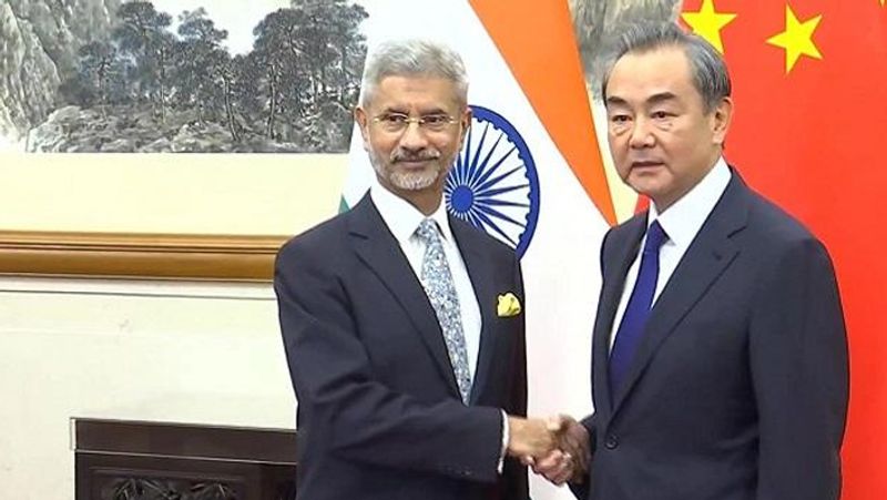 जयशंकर ने इसका सीधा जवाब तो नहीं दिया, लेकिन उन्होंने संबंधों के ऐतिहासिक पहलू की जानकारी दी। विदेश मंत्री ने कहा कि 'हम दोनों पड़ोसी हैं। चीन दुनिया की दूसरी सबसे बड़ी अर्थव्यवस्था है। हम एक दिन तीसरी बड़ी अर्थव्यवस्था बनेंगे। आप इस पर तर्क कर सकते हैं कि कब बनेंगे।' 'हम जनसंख्या की दृष्टि से काफी अनूठे देश हैं। भारत और चीन केवल दो ऐसे देश हैं जहां की आबादी एक अरब से अधिक है। उन्होंने कहा कि हमारी समस्याएं भी लगभग उसी समय शुरू हुईं जब यूरोपीय समस्याएं शुरू हुई थीं।'
