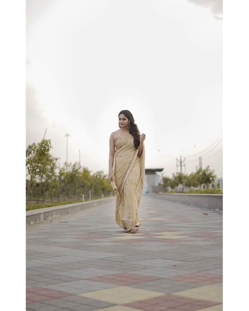 biggboss losliya latest saree wear photo shoot