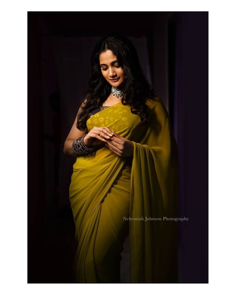 biggboss losliya latest saree wear photo shoot
