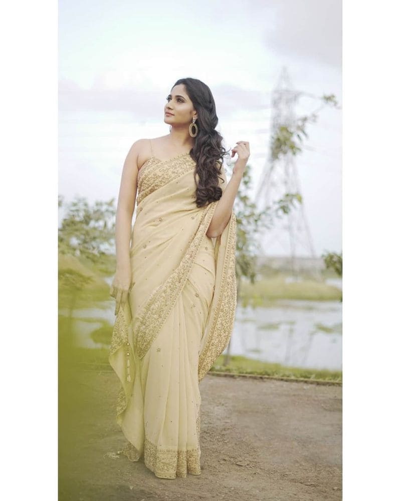 biggboss losliya latest saree wear photo shoot