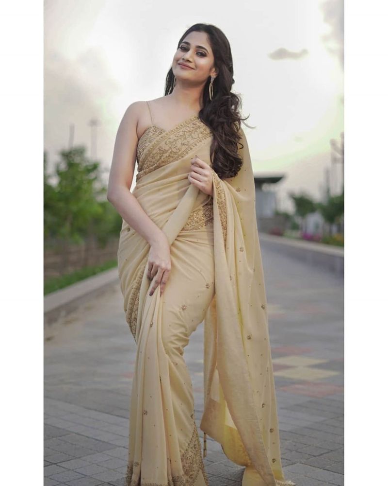 biggboss losliya latest saree wear photo shoot