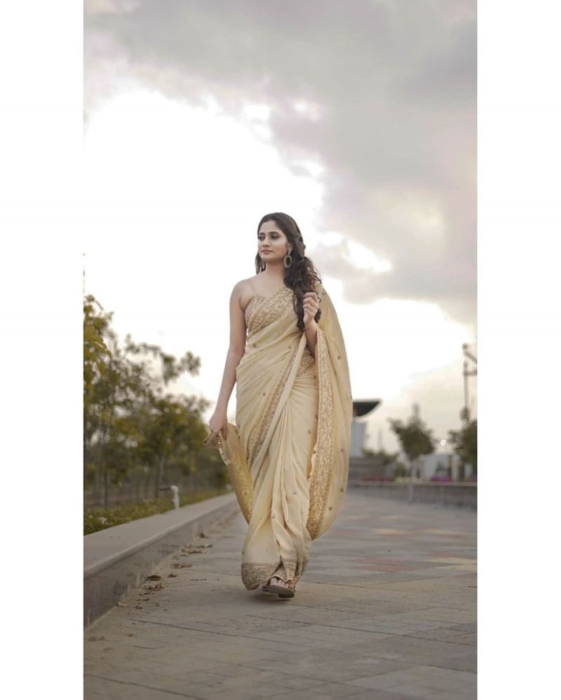biggboss losliya latest saree wear photo shoot