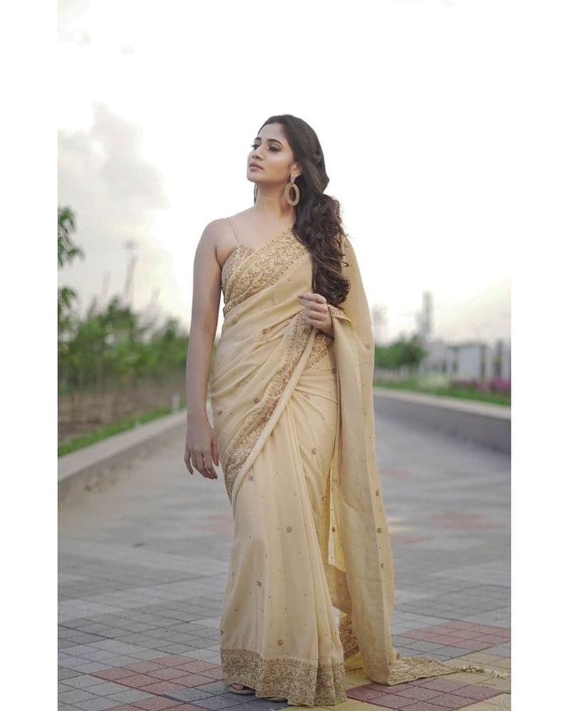 biggboss losliya latest saree wear photo shoot