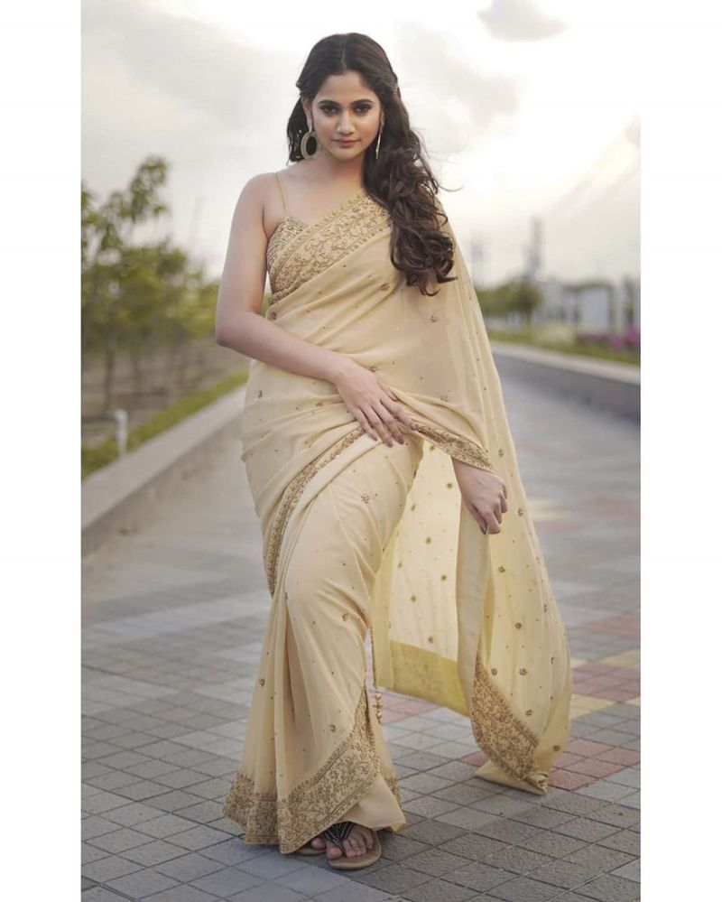 biggboss losliya latest saree wear photo shoot