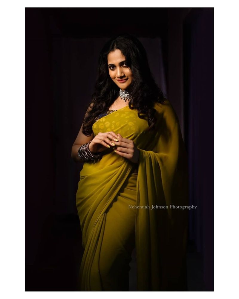 biggboss losliya latest saree wear photo shoot